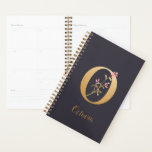 Personalisiertes Gold Blue Elegant Floral Monogram Planer<br><div class="desc">Personalisiertes Gold Blue Elegant Floral Monogram O Planner *Für dieses Design hat jeder Buchstabe eine eigene Liste, aber Sie können Ihren Namen anpassen, indem Sie auf "Personalisieren Sie diese Vorlage" klicken. Ich arbeite daran, weitere Buchstaben hinzuzufügen; wenn Ihre noch nicht aufgelistet ist, bitte schreiben Sie mir und ich kann sie...</div>