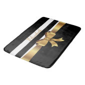 Personalisiertes Gold, schwarze mutige Streifen Badematte (Schrägansicht)