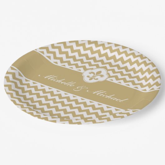 Personalisiertes Goldweiße Lilie Zickzack Pappteller (Schrägansicht)