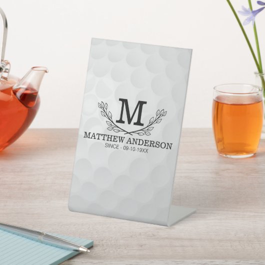 Personalisiertes Golf Ball Muster Name Monogramm A Sockelschild (In SItu)