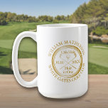 Personalisiertes Golfloch in einem klassischen Gol Kaffeetasse<br><div class="desc">Die klassische Retro-Optik mit altertümlicher Briefmarke. Personalisieren Sie den Namen,  die Position Loch Nummer und das Datum,  um einen großen Golfkeepake zu schaffen,  um dieses fantastische Loch in einem zu feiern. Entwickelt von Thisisnotme©</div>