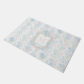 Personalisiertes grandmillennial Blumens Monogramm Fußmatte (Schrägansicht)
