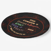 Personalisiertes, grauenhaftes Halloween-Spinnenne Pappteller (Schrägansicht)