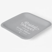 Personalisiertes graues Hochzeitssemble Pappteller (Gewinkelt)