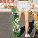 Personalisiertes Green Spring White Blume Skateboa Skateboard<br><div class="desc">Personalisiertes Green Spring White Blume Skateboard. Ich finde es toll, es mit Ihrem Namen zu machen, indem Sie die Template Felder benutzen. Wenn Sie gewollt haben, um den Stil, die Farbe oder die Textplatzierung des Schriftartes zu ändern, klicken Sie einfach auf den Button "Weiter anpassen". Sie können auch die Hintergrundfarbe...</div>