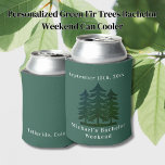 Personalisiertes Grüne Bachelor-Wochenende Dosenkühler<br><div class="desc">Personalisierte Grüne Bäume Bachelor Weekend Can Cooler Personalisiert Can Cooler sind die perfekte Zwischenmahlzeit für Ihre Freunde, um sich an Ihren besonderen Tag zu erinnern. Herzlich willkommen zu einer lustigen und unvergesslichen Junggesellen-Party! Fügen Sie diesem Design Ihre benutzerdefinierte Formulierung hinzu, indem Sie die "Diese Vorlage bearbeiten"-Felder auf der rechten Seite...</div>