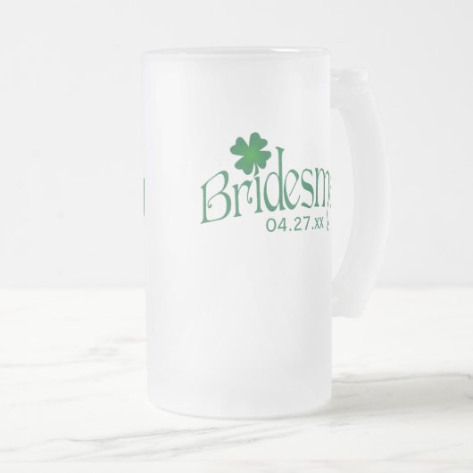Personalisiertes grünes Kleeblatt Bridesmaid Beer  Mattglas Bierglas (VorderseiteRechts)