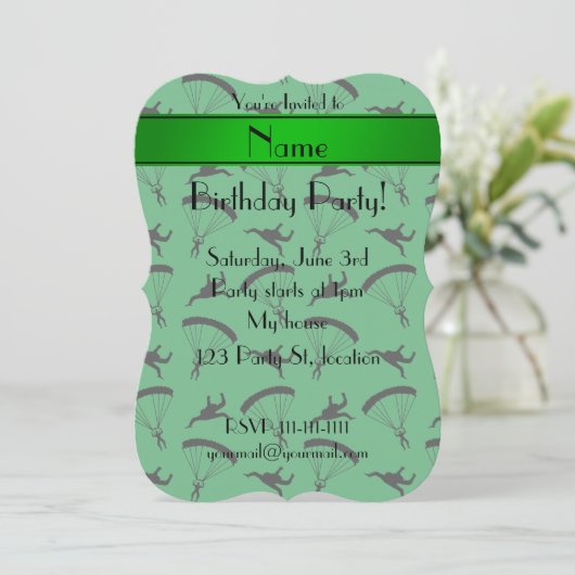Personalisiertes grünes Skydiving-Muster Einladung (Stehend Vorderseite)