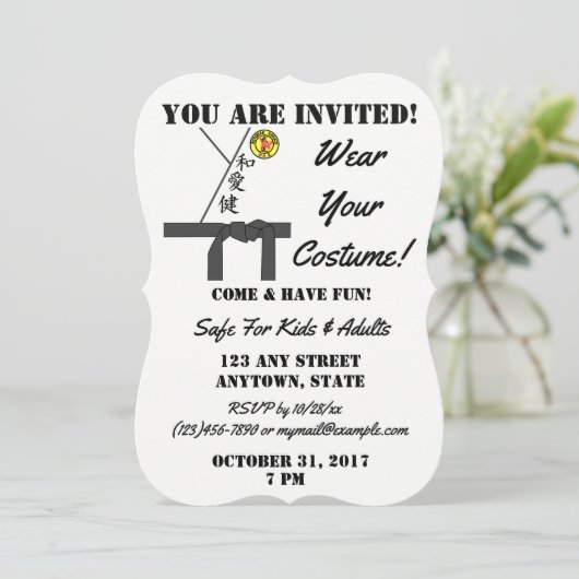 Personalisiertes Halloween-Party Karate Kostüme Einladung (Stehend Vorderseite)