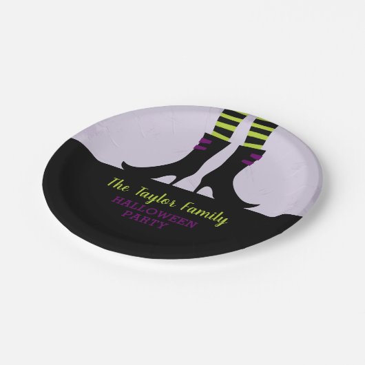 Personalisiertes Halloween-Party mit Hexenstiefeln Pappteller (Schrägansicht)