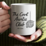 Personalisiertes Hand gezeichnetes Cooles Geschenk Kaffeetasse<br><div class="desc">Die Coole Auntie Club Tasse - Ihr perfekter Weg, die spannenden Neuigkeiten Ihrer Schwangerschaft mit Ihrer Schwester, Ihrer besten Freundin oder Ihrer Schwägerin zu teilen! Diese charmante und einmalige Tasse, personalisiert mit ihrem Namen und dem Jahr, macht eine unvergessliche Entdeckung. Stellen Sie sich vor, Sie würden überrascht und erfreuen, wenn...</div>