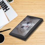 Personalisiertes Haustier Foto Beste Ragdoll Katze Tri-fold Geldbeutel<br><div class="desc">Dieses Design zeichnet sich durch ein wunderschönes, blau-mit Augen Ragdoll Katzenjacke-Foto und eine schwarze Typografie aus. Sie können das Foto durch ein Bild Ihrer eigenen Katze oder eines Kätzchens ersetzen. Der Beispieltext - Best Ragdoll Ever - kann nach eigenem Ermessen mit Wörtern bearbeitet werden, und es kann auch ein Name...</div>