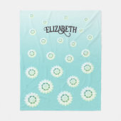 Personalisiertes hellblaues Blumenmuster Fleecedecke (Vorderseite)