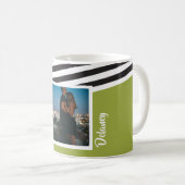 Personalisiertes, helles, grün gestreiftes Muster Kaffeetasse (VorderseiteRechts)