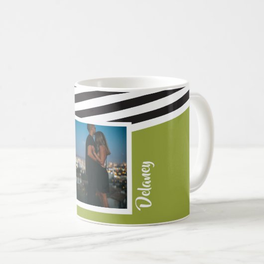 Personalisiertes, helles, grün gestreiftes Muster Kaffeetasse (VorderseiteRechts)