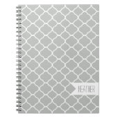 Personalisiertes hellgraues Quatrefolienmuster Notizblock (Vorderseite)