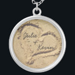 Personalisiertes Herz in der Sand-Kette Versilberte Kette<br><div class="desc">Herz in der Sand-Kette,  mit dem Namen der Braut und Bräutigam!  Ein tolles Geschenk für alle,  die eine Hochzeit am Strand haben,  oder für Neuvermählte!  Auch macht eine lustige Freundin und Freund Halskette!</div>