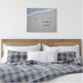 Personalisiertes Herz in sandig ummantelte Canvas  Leinwanddruck (Insitu (Schlafzimmer))
