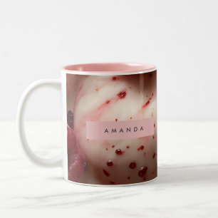 Personalisiertes Himbeer-Swirl-Gelato-Design Zweifarbige Tasse