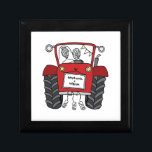 Personalisiertes Hochzeitsgeschenk für Red Tractor Erinnerungskiste<br><div class="desc">Ein Traktor Land Hochzeitsgeschenk,  das mit beiden Namen personalisiert werden kann. Wenn Sie die Größe oder den Schriftart der Namen ändern möchten,  klicken Sie bitte auf die Schaltfläche Bearbeiten,  um weitere Anpassungen vorzunehmen. Die Bundung im Traktor ist in einer subtilen Creme und weiß.</div>