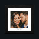 Personalisiertes Hochzeitskoffer für Foto Erinnerungskiste<br><div class="desc">Ein personalisiertes Foto aus Hochzeitsholz lackiert Sake-Box. Ersetzen Sie dieses Foto durch Ihr eigenes Lieblings-Hochzeitsfest-Foto.</div>