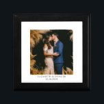 Personalisiertes Hochzeitskoffer für Foto Erinnerungskiste<br><div class="desc">Ein personalisiertes Foto aus Hochzeitsholz lackiert Sake-Box. Ersetzen Sie dieses Foto durch Ihr eigenes Lieblings-Hochzeitsfest-Foto.</div>