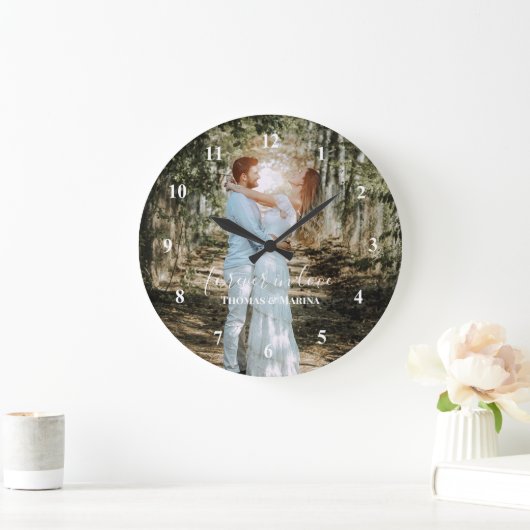 Personalisiertes Hochzeitsportrait Moderne Kalligr Große Wanduhr (Zuhause)