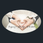 Personalisiertes Hochzeitssemble für immer und imm Ovaler Aufkleber<br><div class="desc">Personalisieren Sie diesen Artikel mit Ihrem eigenen Foto, Hochzeitsdatum und einer schönen schwarzen Schrift, die "Forever & Always" lautet. Das moderne Design ist schlicht und klassisch und macht es zu einem ansprechenden Verlobung-, Brautparty- oder Hochzeitsgeschenk. Jede Braut und jeder Bräutigam würde Liebe haben, diesen einzigartigen Sake vom ColorfulGalShop in Zazzle...</div>