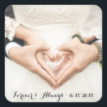 Personalisiertes Hochzeitssemble für immer und imm Quadratischer Aufkleber<br><div class="desc">Personalisieren Sie diesen Artikel mit Ihrem eigenen Foto, Hochzeitsdatum und einer schönen schwarzen Schrift, die "Forever & Always" lautet. Das moderne Design ist schlicht und klassisch und macht es zu einem ansprechenden Verlobung-, Brautparty- oder Hochzeitsgeschenk. Jede Braut und jeder Bräutigam würde Liebe haben, diesen einzigartigen Sake vom ColorfulGalShop in Zazzle...</div>