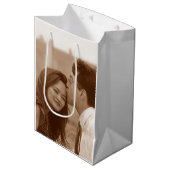 Personalisiertes Hochzeitsstichtal-Verlobung-Foto Mittlere Geschenktüte (Vorderseite Schrägansicht)