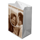Personalisiertes Hochzeitsstichtal-Verlobung-Foto Mittlere Geschenktüte (Rückseite Schrägansicht)