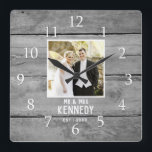 Personalisiertes Hochzeitstil Foto Rustikales Holz Quadratische Wanduhr<br><div class="desc">Einmalige Anniversary Clock to personalize with Foto,  name and established year. The rustic wedding clock with a barn wood effect makes a great gift for weddings,  anniversaries und new home housewarming.</div>