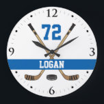Personalisiertes Hockey-Spieler-Namen-Zahl-Blau Große Wanduhr<br><div class="desc">Mannhöhlenhockeyraumdekor-Wanduhr der personalisierten Hockey-Spieler-Namen-Zahl blaue.</div>