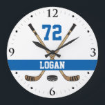 Personalisiertes Hockey-Spieler-Namen-Zahl-Blau Große Wanduhr<br><div class="desc">Mannhöhlenhockeyraumdekor-Wanduhr der personalisierten Hockey-Spieler-Namen-Zahl blaue.</div>