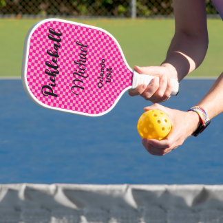 Personalisiertes Hot Pink & Pink Karos Monogramm Pickleball Schläger