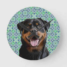 Personalisiertes Hunde-Foto im grünen Mandala-Must Runde Wanduhr