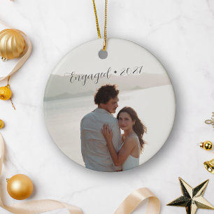 Personalisiertes Jahr Verlobtes Paar Weihnachtsman Keramik Ornament