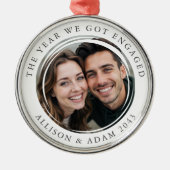 Personalisiertes Jahr Wir Got Verlobtes Foto Ornament Aus Metall (Vorne)