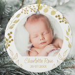 Personalisiertes Keepake Baby Weihnachtsjause Foto Keramik Ornament<br><div class="desc">Erinnern Sie sich an die Ankunft Ihres Babys mit diesem einzigartigen Keepake-Foto. Es ist mit handgemalten goldgelben Blättern und Beeren dekoriert. Einfach mit Foto,  Name und Datum anpassbar. Original Wasserfarbe © Michele Davies.</div>