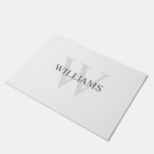 Personalisiertes klassisches Monogramm und Name Fußmatte (Schrägansicht)
