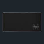 Personalisiertes klassisches Monogramm und Name Schreibtischunterlage<br><div class="desc">Personalisierte Monogramm- und Namensgeschenke mit personalisierten Namen in Weiß und Monogramm,  hellgrau als Hintergrund,  im klassischen Serif-Schriftart,  auf schwarzem Hintergrund. Perfekt als Feriengeschenk,  Vatertagsgeschenk für Papa und Geschenk für alle besondere Anlässe.</div>