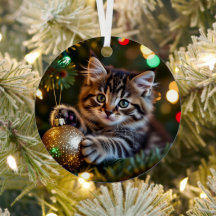 Personalisiertes kleines Kätzchen am Weihnachtsbau