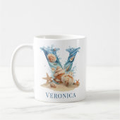 Personalisiertes Küstenmonogramm V Anfangsbuchstab Kaffeetasse (Links)