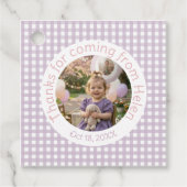 Personalisiertes Lavendel-Gingham 1. Geburtstagsfo Geschenkanhänger (Vorderseite)