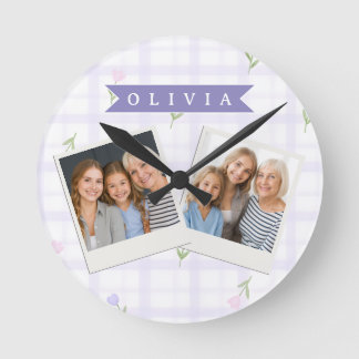 Personalisiertes Lavendel-Gingham-Blumen-Name-Gesc Runde Wanduhr