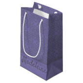 Personalisiertes Lavendelmuster Kleine Geschenktüte (Vorderseite Schrägansicht)