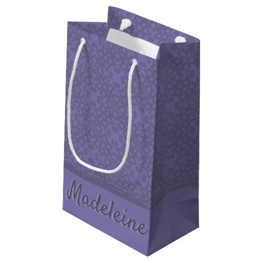Personalisiertes Lavendelmuster Kleine Geschenktüte (Rückseite Schrägansicht)