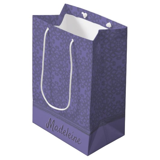Personalisiertes Lavendelmuster Mittlere Geschenktüte (Vorderseite Schrägansicht)