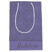 Personalisiertes Lavendelmuster Mittlere Geschenktüte (Vorderseite)