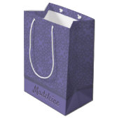Personalisiertes Lavendelmuster Mittlere Geschenktüte (Rückseite Schrägansicht)